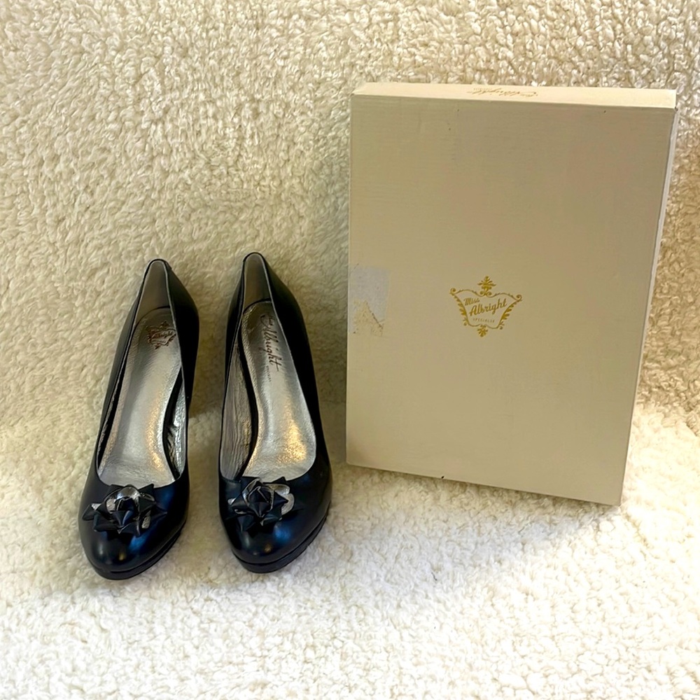 Miss Albright Specialty Leather Gift Bow Black Pumps